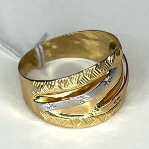 18k gold ring in three colors 2.5 grams size 8